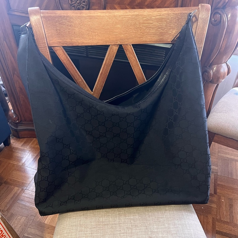 Large Gucci bag, perfect weekend getaway bag!strap missing